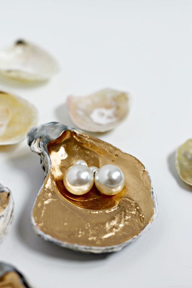 Attract More Customers with Creative Jewelry Display