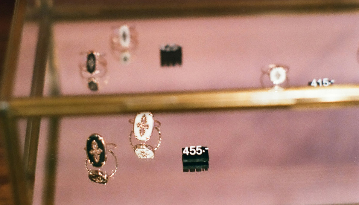 a display case filled with lots of different types of fashion rings