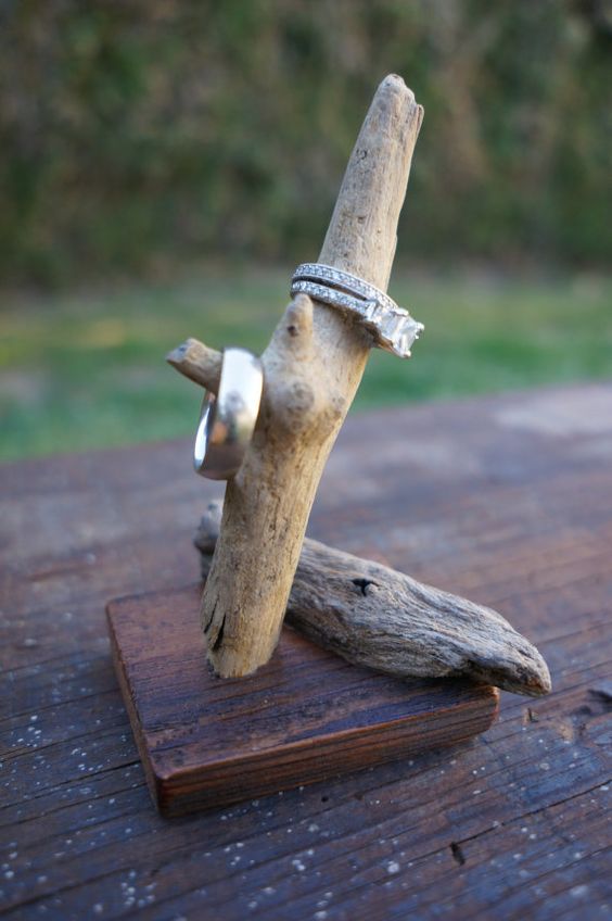 Showcase your fashion jewelry in fall-inspired displays