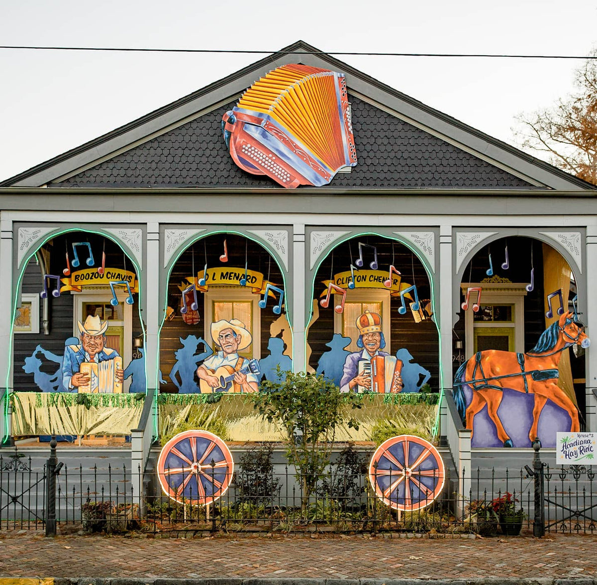 How to Accessorize Mardi Gras-Inspired Looks