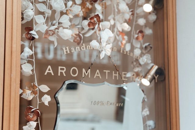 How to Showcase Fashion Jewelry in Fall-Inspired Displays