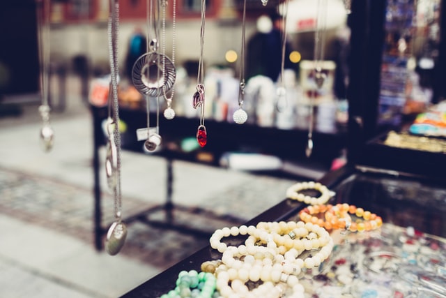 4 Differences Between Online and Physical Jewelry Stores