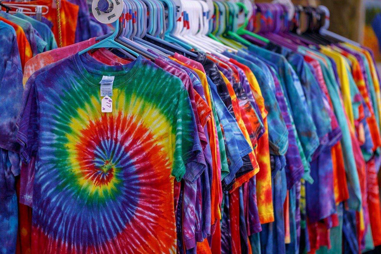 How to Style Tie-Dye Outfits