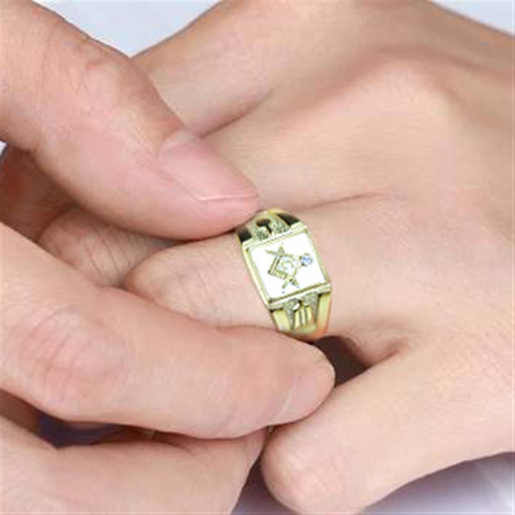 CJ1159W Wholesale Men&#39;s Stainless Steel IP Gold Top Grade Crystal Clear Freemason Ring